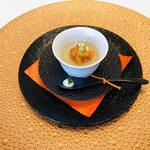 ナベノ-イズム - そばがき　両国江戸蕎麦ほそ川の蕎麦粉　ソースエミュルッショネの技法　奥井海生堂蔵囲2年昆布のジュレ　塩ウニ　ウォッカクリーム　山葵をあしらって