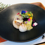 ナベノ-イズム - 日本伝統野菜とフランス伝統食材の融合　春の様々な貝類のバナッシュ　フランス産塩バター　海の香るジュレシード　フリーズドライフランボワーズ　季節の山菜類と江戸伝統野菜立川うど　ミモレット　広島県梶谷農園ハーブサラダのマリアージュ　パンセーグルのムース　蕗の薹のソースと共に