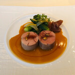 ナベノ-イズム - 栃木県産ハーブ豚フィレ肉　ピキオスとチョリソーのファルス　64℃で1時間の低温火入れ　春野菜のエチュベアラミニッツ　マントン塩レモンをあしらい　生ハムとパプリカのエッセンスソース