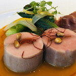 ナベノ-イズム - 栃木県産ハーブ豚フィレ肉　ピキオスとチョリソーのファルス　64℃で1時間の低温火入れ　春野菜のエチュベアラミニッツ　マントン塩レモンをあしらい　生ハムとパプリカのエッセンスソース