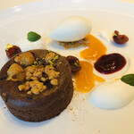 ナベノ-イズム - フォンダンショコラ　パンデピスのソースを閉じ込め　ブランマンジェのグラスとグリオットのクーリ　フォレノワールのイメージ