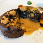 ナベノ-イズム - フォンダンショコラ　パンデピスのソースを閉じ込め　ブランマンジェのグラスとグリオットのクーリ　フォレノワールのイメージ