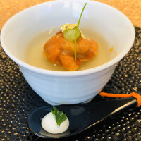 ナベノ-イズム - そばがき　両国江戸蕎麦ほそ川の蕎麦粉　ソースエミュルッショネの技法　奥井海生堂蔵囲2年昆布のジュレ　塩ウニ　ウォッカクリーム　山葵をあしらって