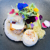 ナベノ-イズム - 日本伝統野菜とフランス伝統食材の融合　春の様々な貝類のバナッシュ　フランス産塩バター　海の香るジュレシード　フリーズドライフランボワーズ　季節の山菜類と江戸伝統野菜立川うど　ミモレット　広島県梶谷農園ハーブサラダのマリアージュ　パンセーグルのムース　蕗の薹のソースと共に