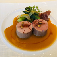 ナベノ-イズム - 栃木県産ハーブ豚フィレ肉　ピキオスとチョリソーのファルス　64℃で1時間の低温火入れ　春野菜のエチュベアラミニッツ　マントン塩レモンをあしらい　生ハムとパプリカのエッセンスソース