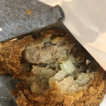 肉の大山 - やみつきメンチの断面（130円）