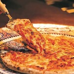 Resutoran Ra Beranda - 550℃の窯で焼き上げた3種フロマッジョのピザ