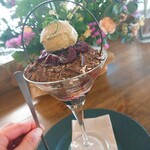 パフェ専門店 ペルフェット - チョコレートとダークチェリー。高さあり。
            飾りの上のチョコレートの下にはピスタチオのアイスとダークチェリー。