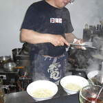 13湯麺 - 調理中の風景