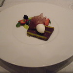 レザンファン ギャテ - イチゴ風味のショコラノワールとピスタチオのテリーヌ　赤い果実のサラダと山羊ミルクのソルベとハイビスカスの硝子を添えて