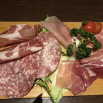 ロイヤル響 - 生ハムの盛り合わせ。