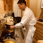 日本橋 蕎ノ字 - 天ぷらを揚げる姿が凛々しい。