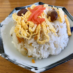 丸池製麺所 - 現在10皿のちらし寿司