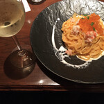 Trattoria humming bird - ズワイガニとイクラの濃厚うにクリームソース1590えん税別 グラスワイン白450えん税別