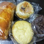 BOW - 牛乳パン 桜アンパン チョコメロンパン メロンパン。チョコチップとバジルチーズは写真を撮る前に食べられてしまいました(-_-;)