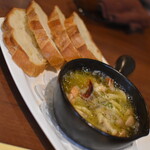 ワインバー バッカス - 海老としめじのアヒージョ、もちろんバゲットも（９００円）２０２０年２月