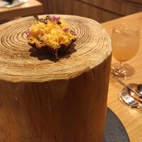 et NOU - ①エビマリネのタルト。丸太の器