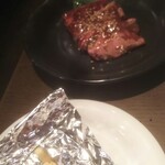 Genki Shichirin Yakiniku Gyuushige - ニンニクホイル焼きと上ハラミ。