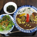Mea Uru Kafe Akua - カレーはサラダとわかめスープのセット