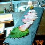 Yakiniku Shokudou Riki Tarou - お店のサービスで、鯛のお刺身、山菜のごま油と塩のお浸し、これも美味しかった