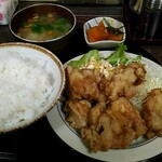 Omusubiya - 唐揚げ定食700円。