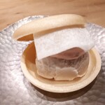 炭火割烹 白坂 - 桜のアイス最中　メレンゲクッキー 求肥