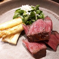 炭火割烹 白坂 - 和牛いちぼ　ホワイトアスパラガス　クレソン