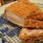 豚組食堂 - 分厚くてジューシーなロースカツ