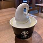 北海道 MELT TABLE - かなり甘い、濃厚生クリーム系のどっしりしたソフトクリーム。