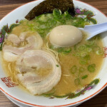 ラーメン新蔵 - レンゲの中は味玉