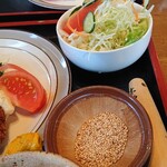 やじろべい - コースのサイドサラダとゴマ（ソース用）