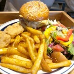 GRATEFUL'S - クワトロチーズバーガーのフルセット。（サラダ＋ポテト＋チキンナゲット）好きなハンバーガーを頼むと、セットが注文できるシステムです。