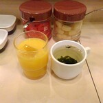 カレーハウスリオ - オレンジジュースとわかめスープ