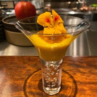 中土 - 人参のエスプーマに柚子の香りをまとった蝦夷馬糞雲丹 ナスタチュームが綺麗です　スガハラの器も美しいです♪