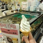 青森県漁連アスパム直営店 - 生け簀にほたて
