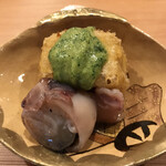 よし澤 - 昼懐石６０００円。揚げゴマ豆腐と子持ちヤリイカ。アツアツのゴマ豆腐、レアな火入れの子持ちヤリイカ、木の芽味噌が、絶妙なバランスです（╹◡╹）（╹◡╹）