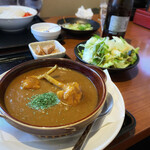 個室×地鶏串屋 園の子 - 古白鷄の旨味エキスたっぷり骨付きチキンカレー