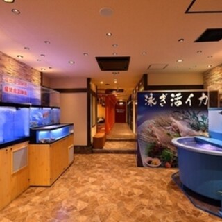 活気溢れる雰囲気の店内。人数などに合わせてさまざまなお席をご用意