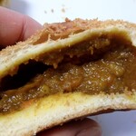 パン工房 マロン - カレーパン断面