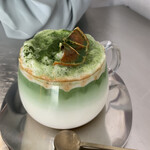 カフェ アットモス - 抹茶を垂らした後の抹茶オレ