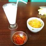 Raja - サラダとラッシーとアチャール