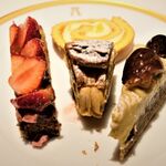 アピシウス - イチゴのタルト、パリ・ブレスト、モンブラン、ハッサクのロールケーキ(左から逆時計回り)