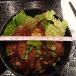 とろけるハンバーグ専門店 福よし - 「厚切りハラミステーキ丼（スープ付）」759円　丼の直径12cm