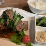 CROSS ～農家の食卓～ - 日替わりランチ(牛ロースと小松菜のソイソース炒め)