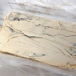 日本橋 長門 - 平べったい状態で包まれてますが食べやすい１２等分にカットしてあります