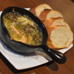 ワインバー バッカス - 海老としめじのアヒージョ、もちろんバゲットも（９００円）２０２０年３月