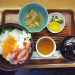 Oshokujidokoro Reichan - 海鮮丼 味噌汁と小鉢はセットです 本日ははまちが売り切れなのではまち抜きです