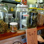 カレーの店 マボロシ - カウンターの上にはスパイスいろいろ