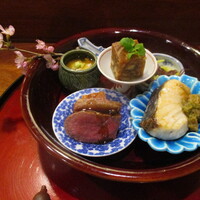 徳うち山 - 八寸（生湯葉、穴子煮凝り、蛍烏賊、山形牛＋厚焼き玉子、鰆＋フキ味噌）