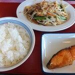 富山上袋食堂 - 鮭塩焼き・野菜炒め・ご飯中